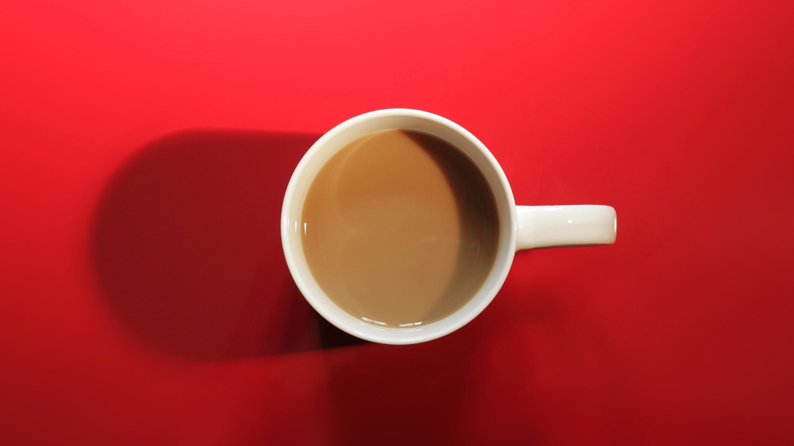 Read more about the article ผลวิจัยล่าสุดไขปริศนา “ภาวะย้อนแย้งของกาแฟ” พบคาเฟอีนอาจขัดขวางประสิทธิภาพการรักษาโรคซึมเศร้าแบบเร่งด่วน แม้การดื่มระยะยาวจะช่วยป้องกันโรค